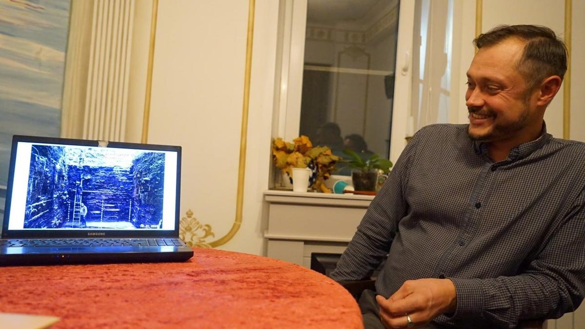 Археолог Павел Миляев, руководитель Иоанновского раскопа, рассказывает об итогах 2024 г. Фото: Наталия Демина