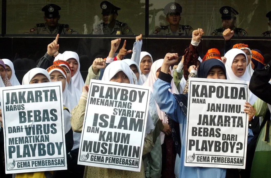 Протест сторонников традиционного ислама в Индонезии. Надписи на плакатах: «Джакарта должна освободиться от вируса Playboy», «Playboy идет вразрез с исламом и мусульманами», «Полицейский, где твои обещания освободить Джакарту от Playboy?»