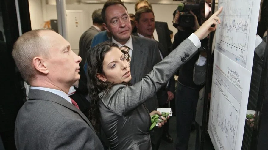 24 февраля 2009 года. Владимир Путин, Маргарита Симоньян и Михаил Лесин в офисе Russia Today. Фото: ekogradmoscow.ru