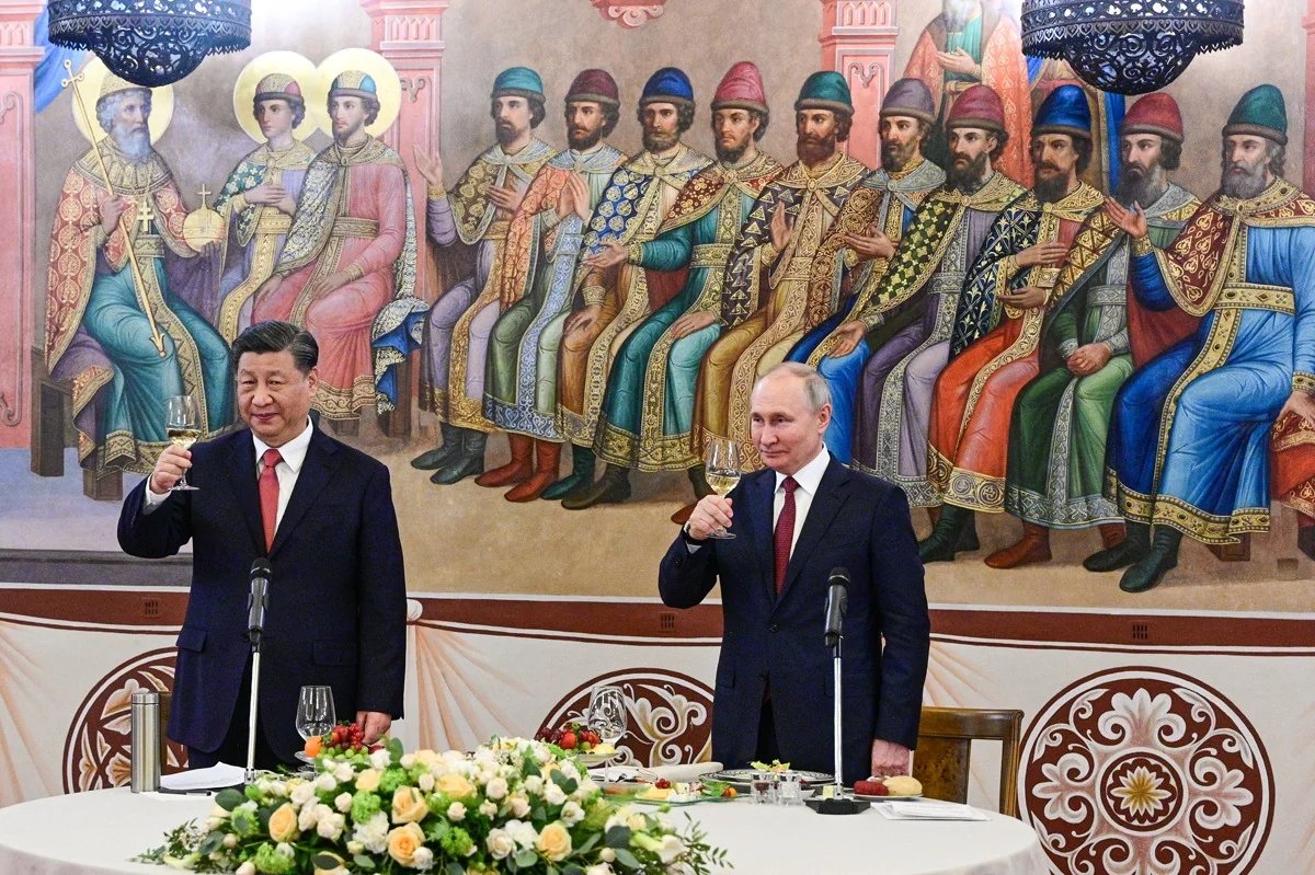 Президент РФ Владимир Путин и председатель КНР Си Цзиньпин (справа налево) во время государственного обеда в Грановитой палате. Фото: Павел Быркин / ТАСС
