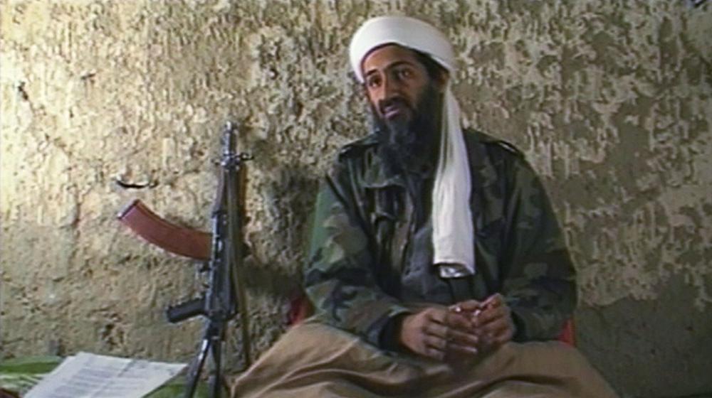 Лидер «Аль-Каиды» (организация признана террористической и запрещена в РФ) Усама Бин Ладен на кадрах CNN объясняет, зачем объявил джихад США. Видео 1998 года, предположительно — из убежища Афганистана. Кадр CNN / Getty Images