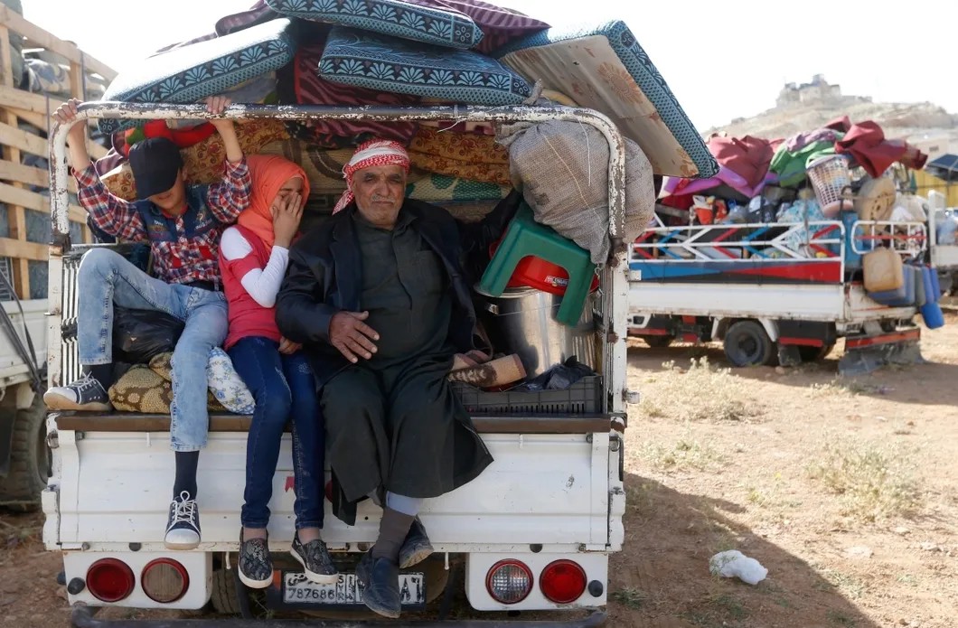 Сирийские беженцы готовятся к возвращению на родину через пропускной город у ливанского города Арсаля. Фото: Reuters