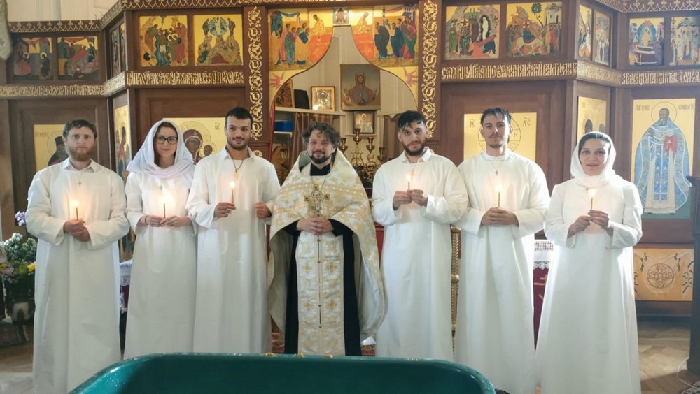 Новообращенные французы, которых покрестили вечером накануне Пасхи, 19 апреля (католическое их крещение не было признано). Фото: соцсети