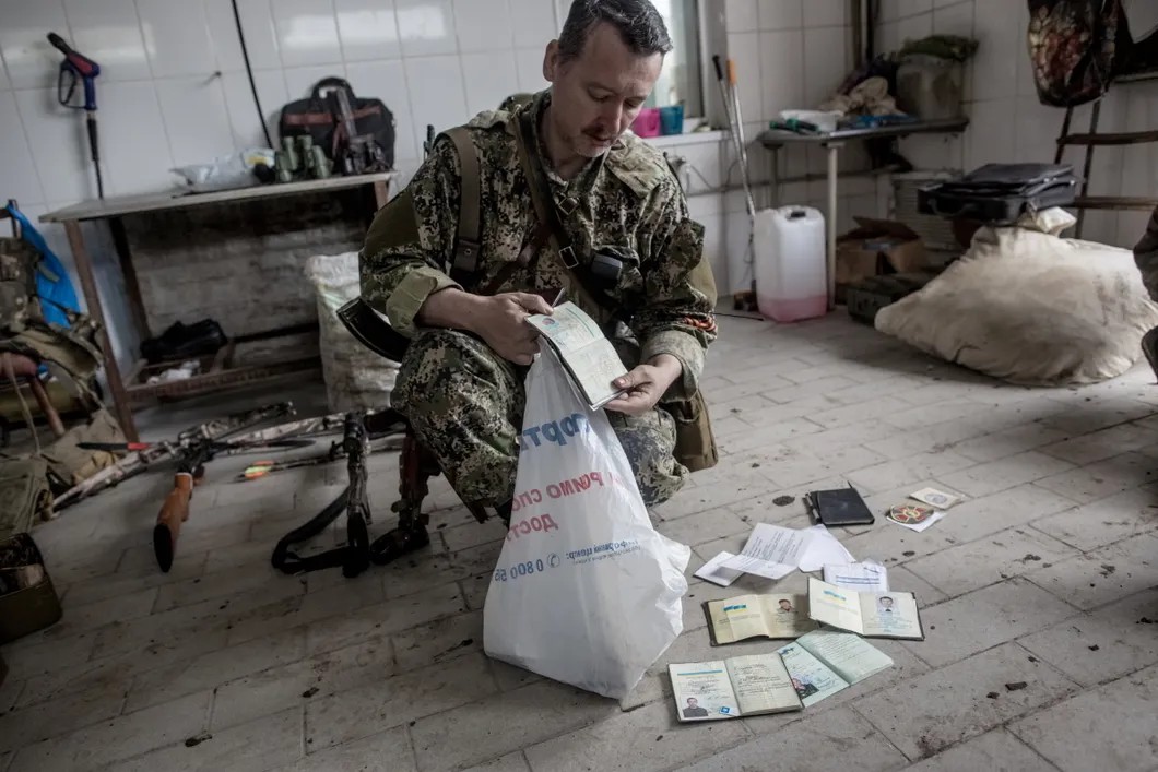 2014 год, Игорь Гиркин демонстрирует захваченные документы украинских военнослужащих на блокпосту под Славянском. Фото: РИА Новости