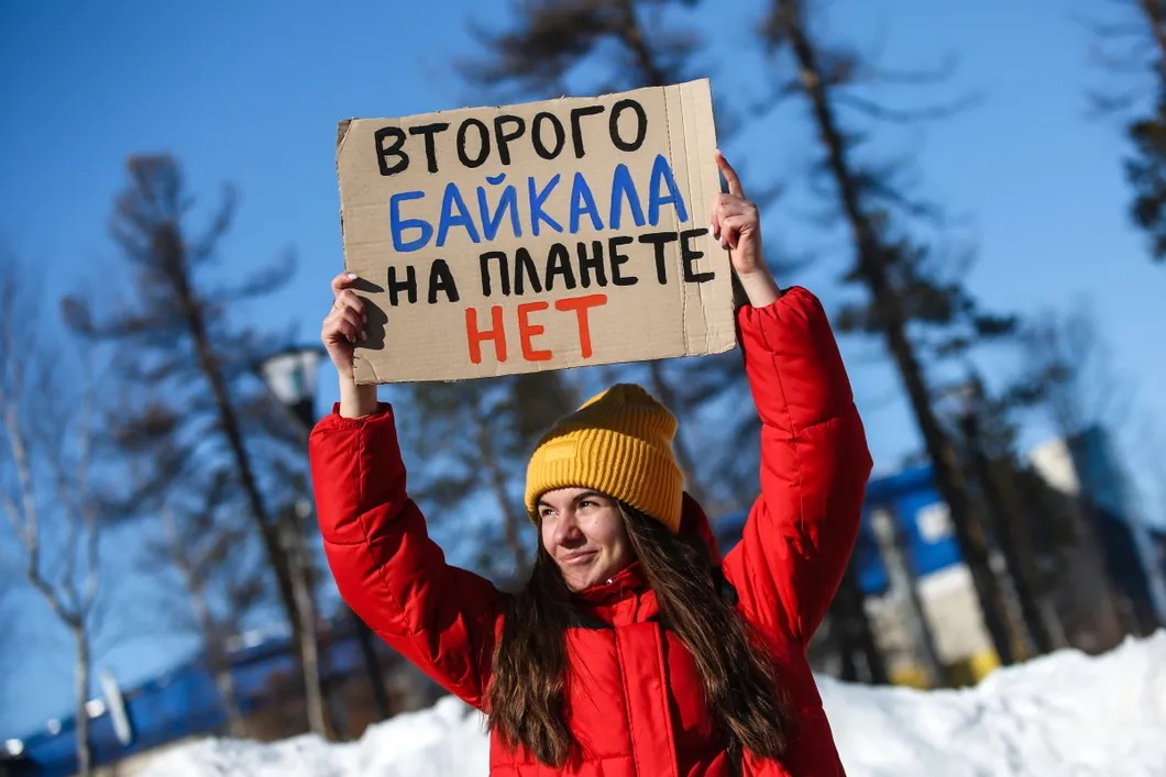 Пикет в поддержку запрета строительства завода на озере Байкал. Фото: Алексей Андронов / URA.RU / TASS