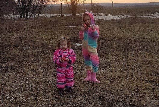 Дочери Анастасии Певневой Яна и Тина, в маленьком украинском городе на границе с Румынией, март 2022 года