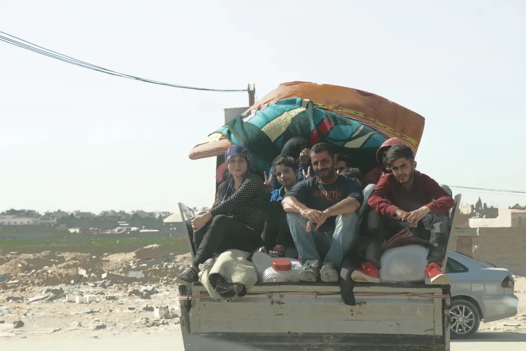 Беженцы из города Серекание (Рас-эль-Айн) сидят в машине на дороге между городами Тель-Темер и Эль-Хасак. Фото: Аднан Хассан, специально для «Новой»