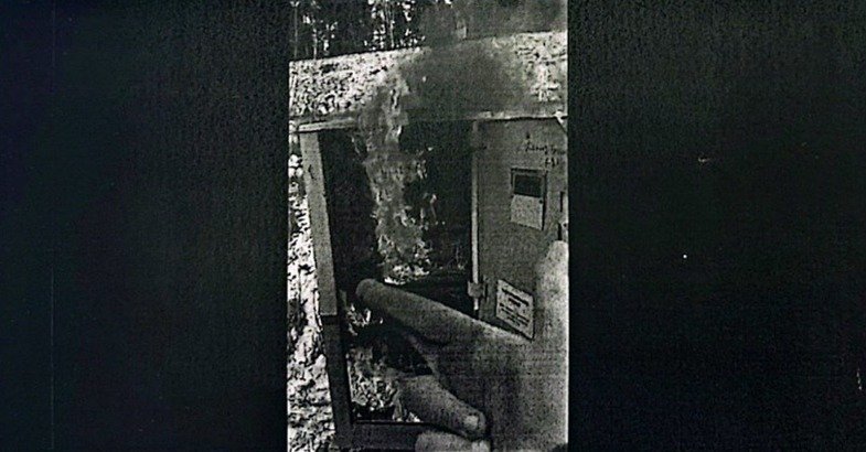 Горящий ж/д шкаф. Скриншот из материалов дела