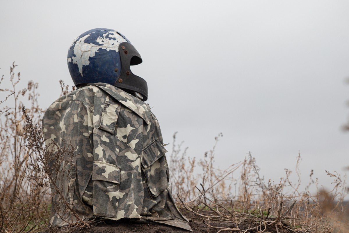 Чучело у окопов сепаратистов «ЛНР». Фото: Александр Река / ТАСС