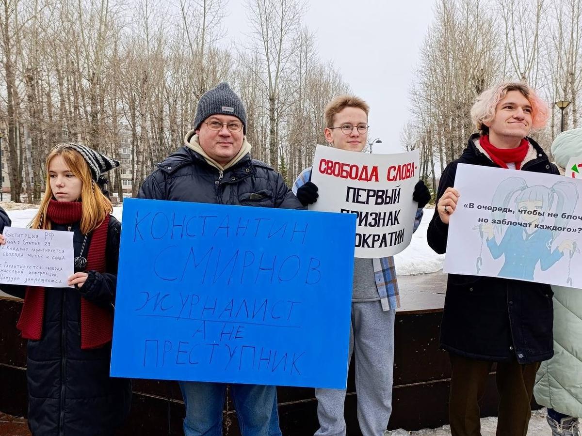 Руслан Зинатуллин во время пикета. Фото: «Яблоко»