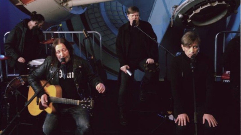 «В нашей жизни все к чертям летит. А ты все спишь»