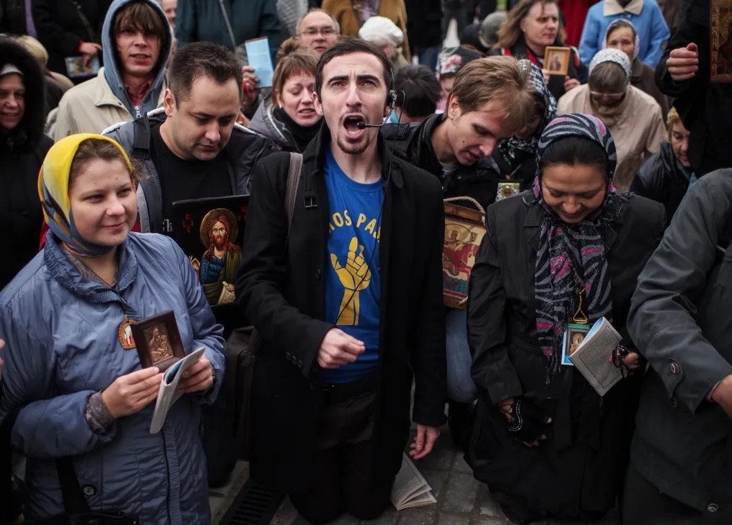 Группа православных активистов молятся у здания суда. Фото: РИА Новости