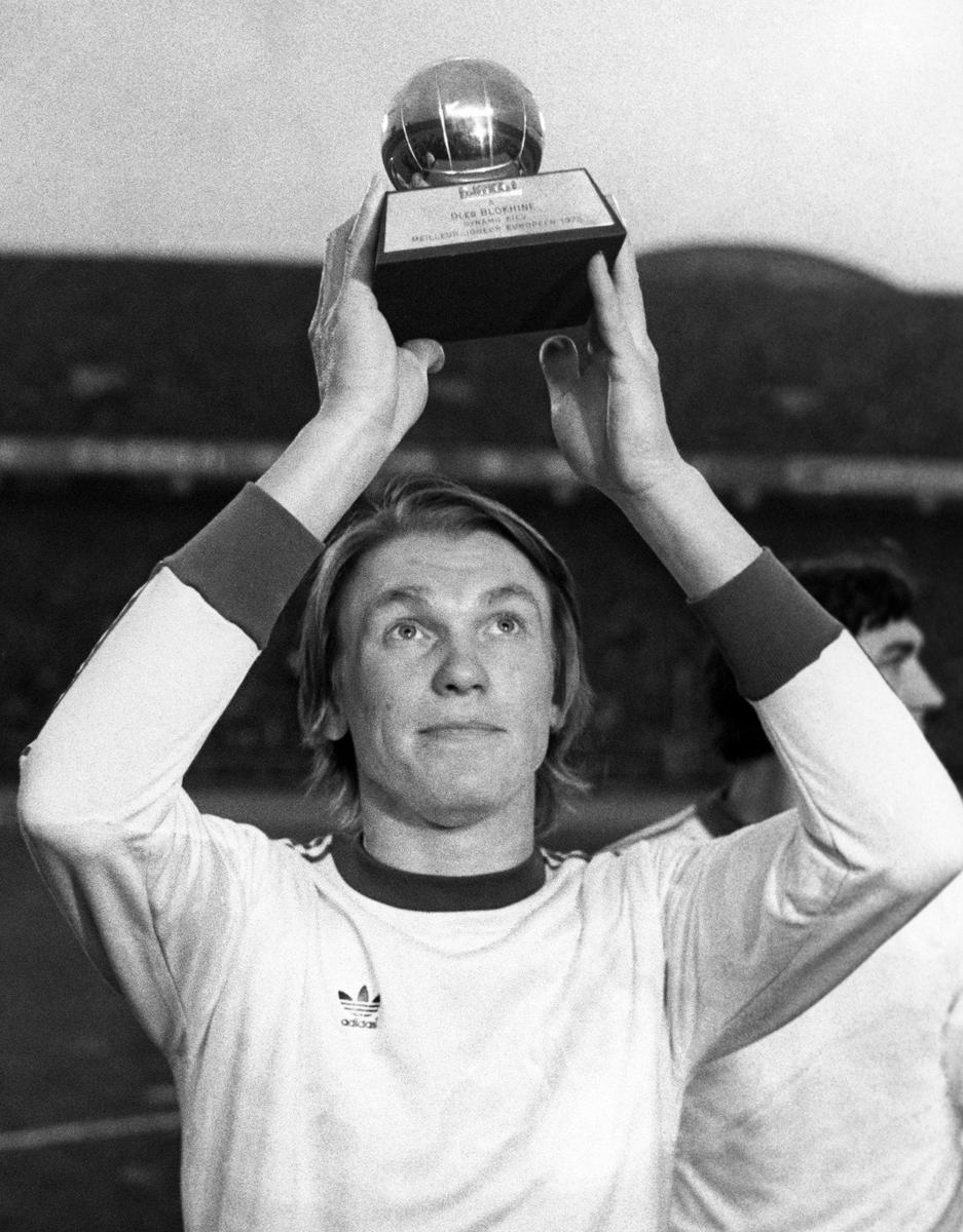 Олег Блохин с призом лучшего футболиста Европы 1975 года. Фото Александра Яковлева / Фотохроника ТАСС