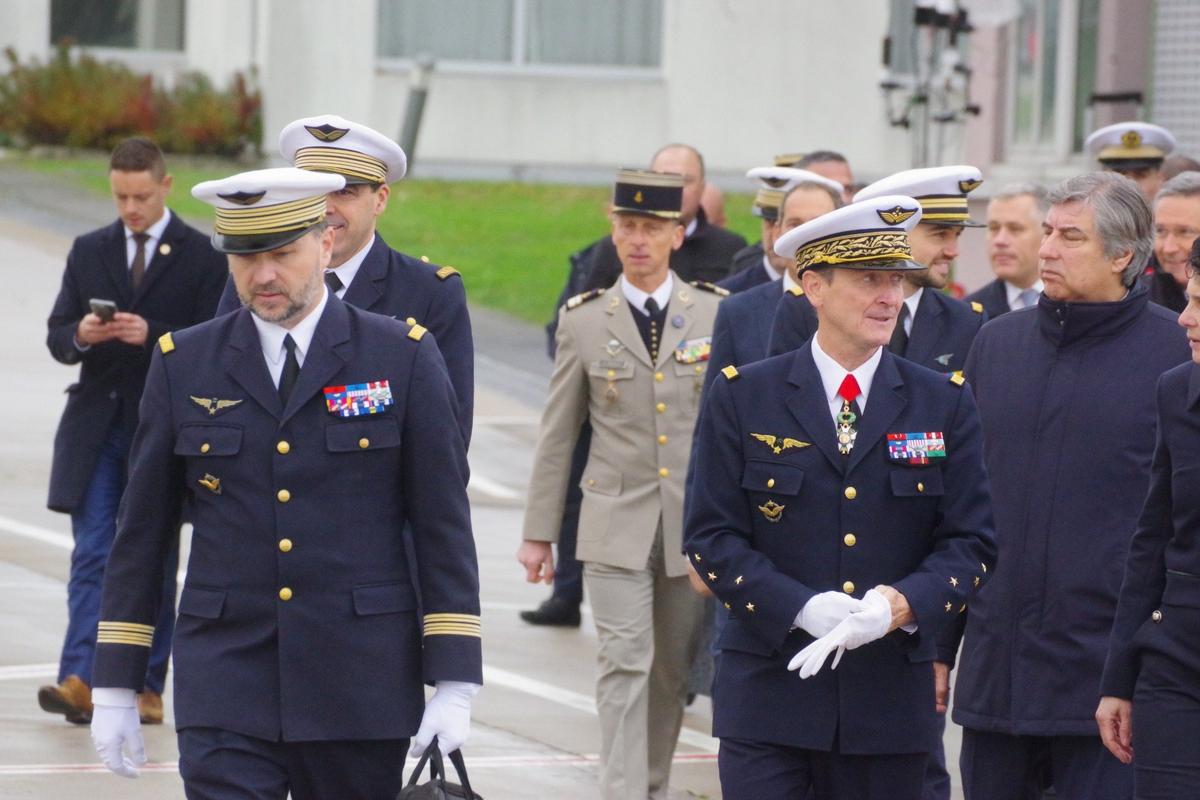 Глава Генштаба ВС Франции Фабьен Мандон (справа в форме) на авиабазе Виллакубле в день приезда президента Зеленского. Фото: Юрий Сафронов / «Новая газета»