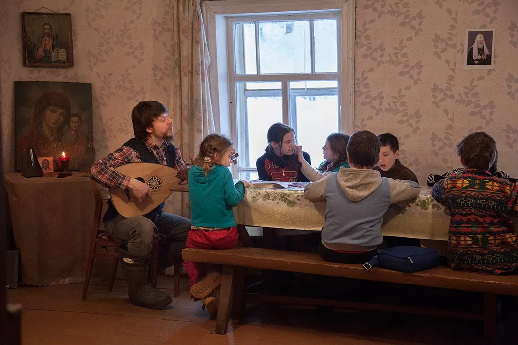 Отец Валерий учит кострецких детей церковному пению. Фото: Анна Артемьева / «Новая газета»