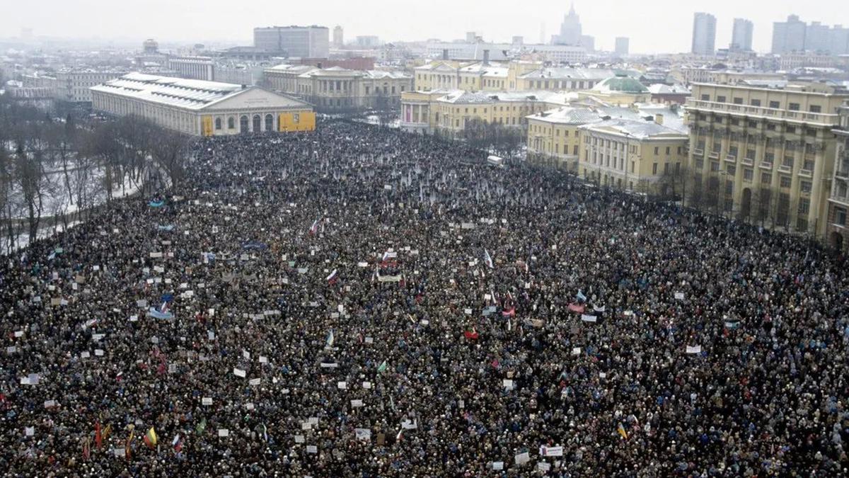 Митинг, организованный после вильнюсских событий 13 января 1991 года, под лозунгом «Сегодня Литва — завтра Россия». Фото: РИА Новости