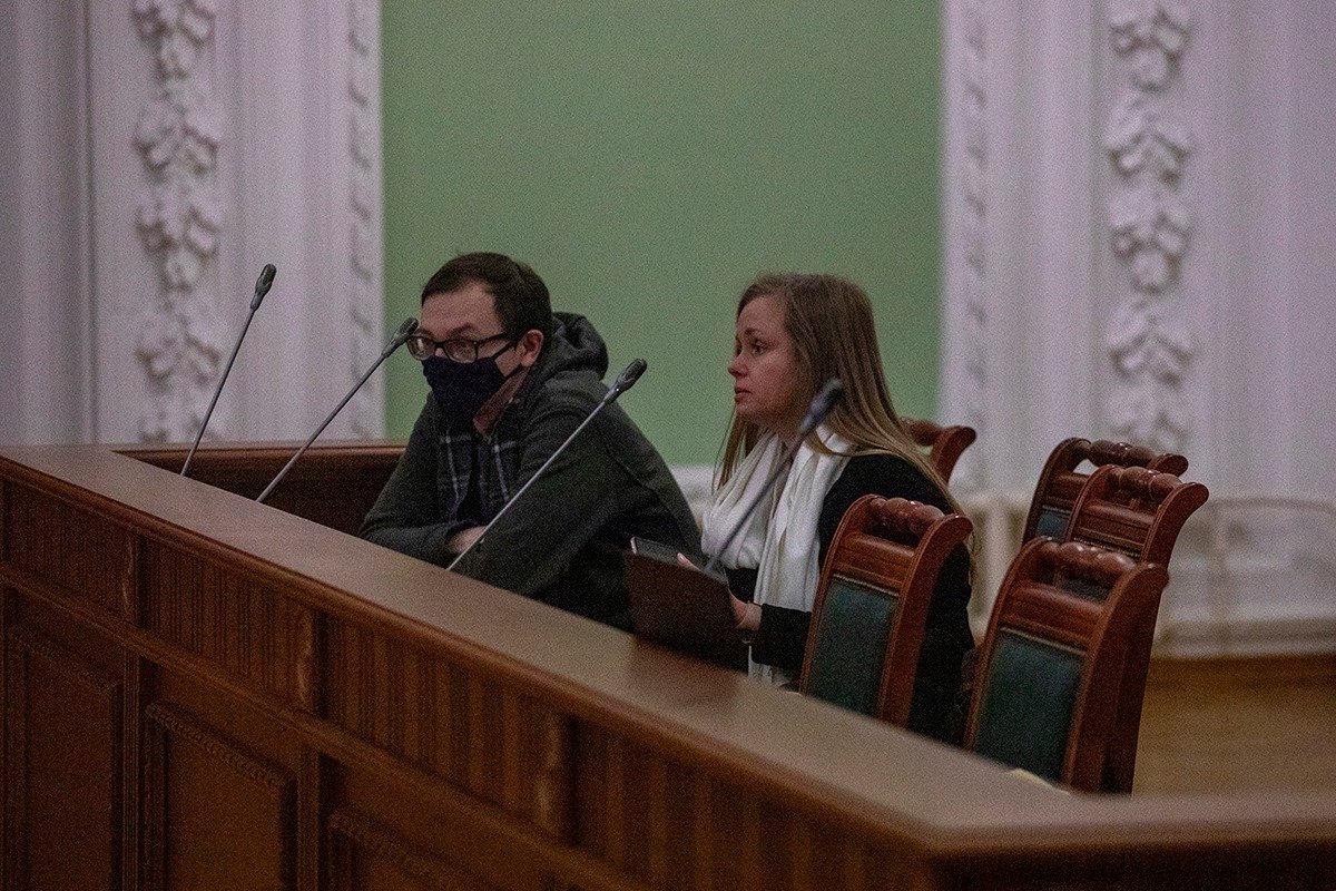 Дмитрий Касинцев со своим адвокатом в зале суда. Фото: Алексей Душутин / «Новая газета»