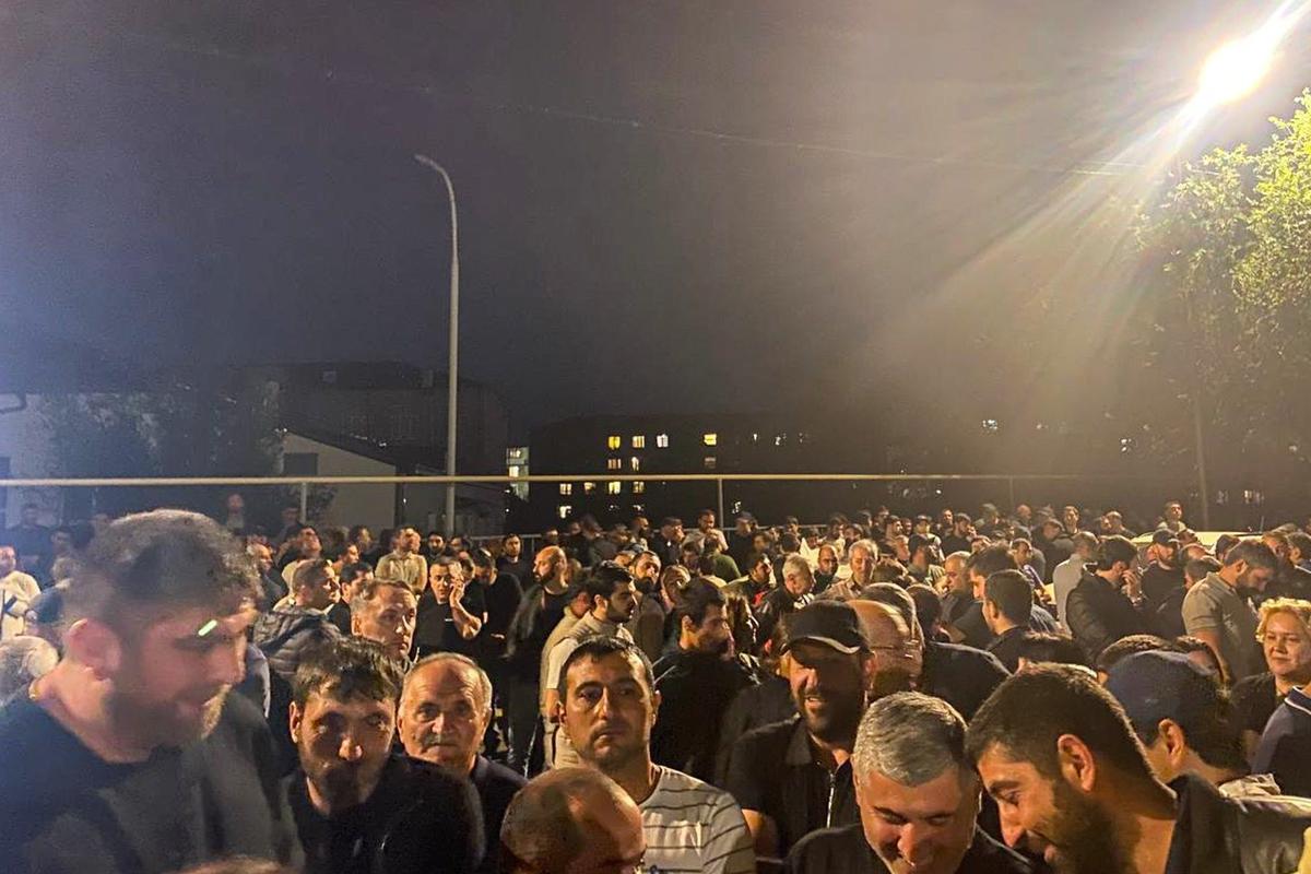 У суда во время Обстановка у суда во время избрания меры пресечения по делу Самвэла Карапетяна. Фото: Марианна Мкртчян / ТАСС