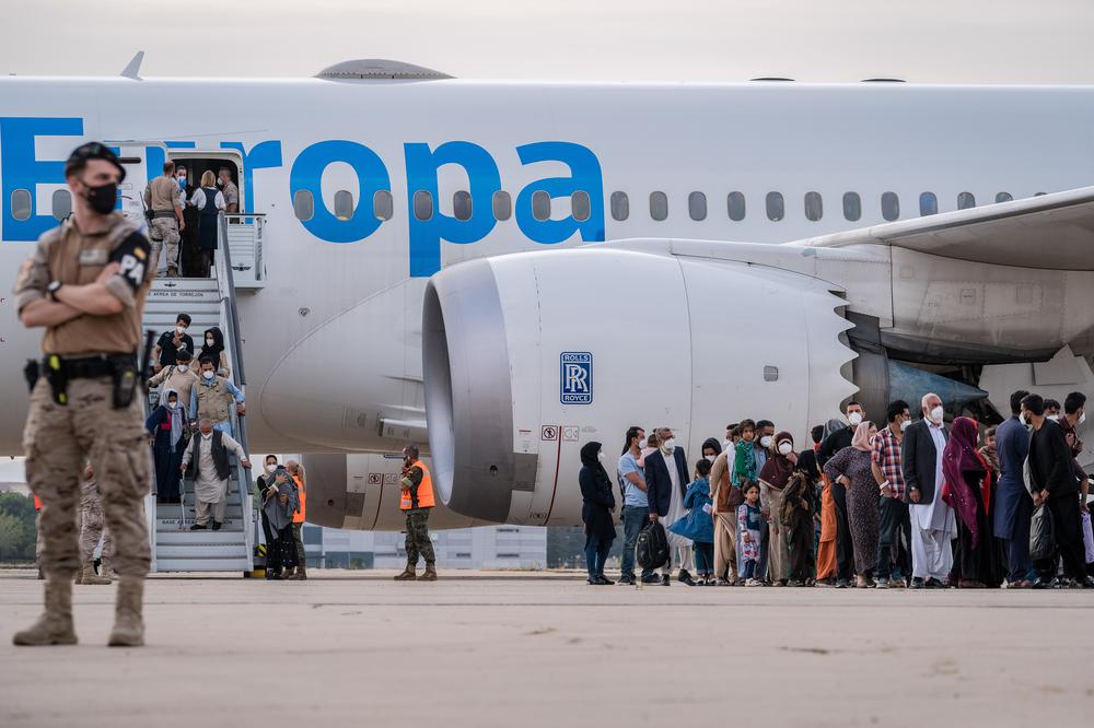 Самолет с беженцами из Афганистана в аэропорту Мадрида. Фото: Getty Images