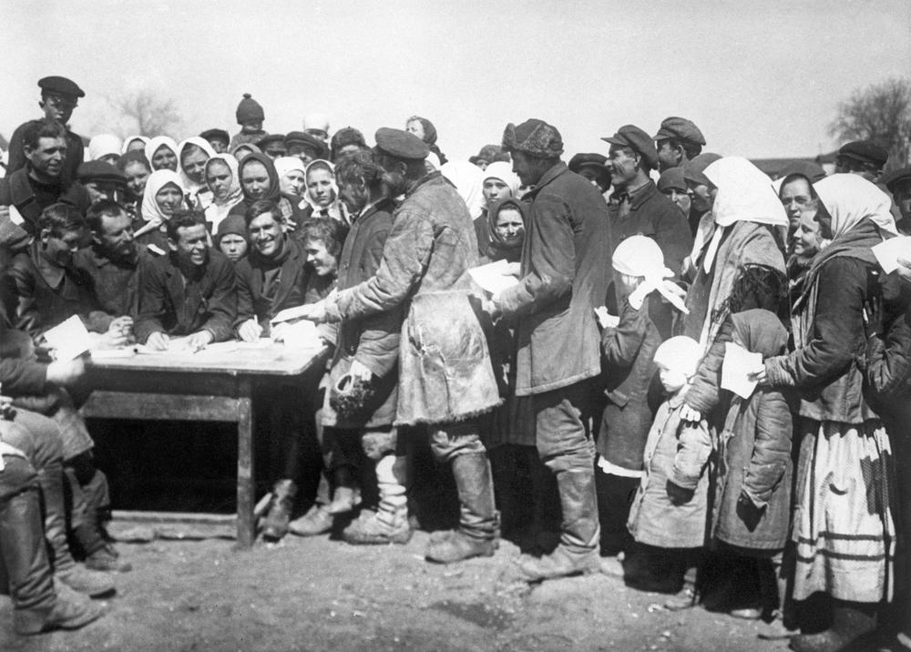 Коллективизация сельского хозяйства. Крестьяне подают заявления о вступлении в колхоз, 1929 год. Фото: РИА Новости