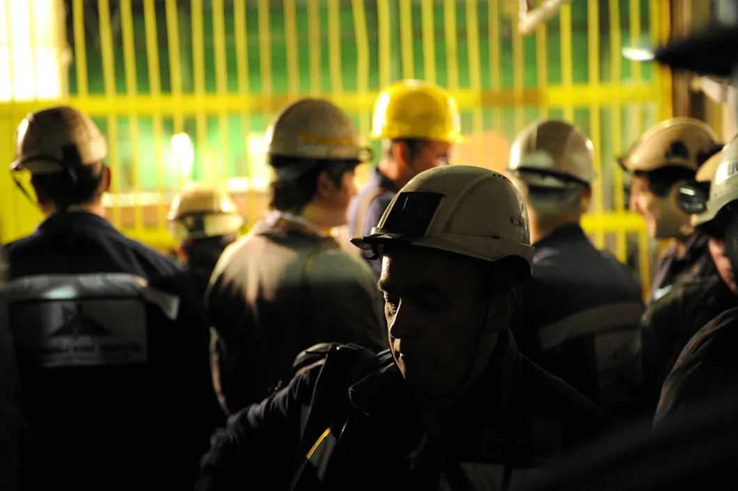 Шахтеры спускаются в подъемной клети в шахту рудника. Фото: РИА Новости