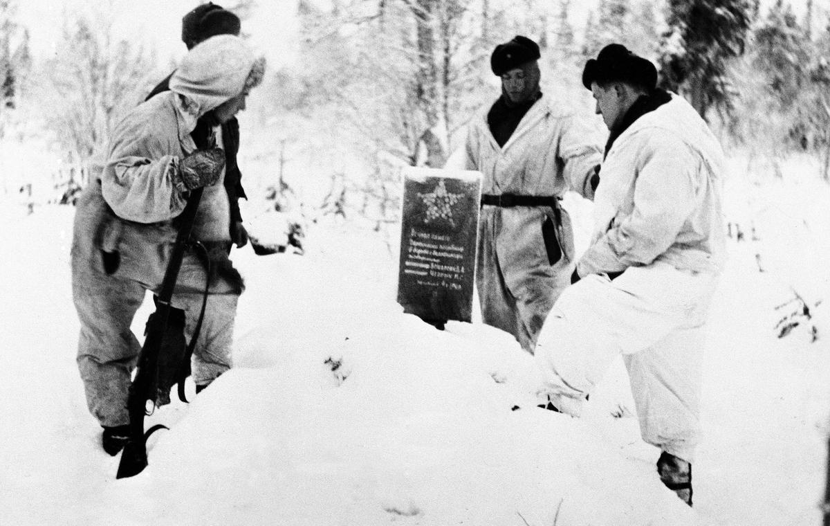 Советско-финская война, Финляндия. Солдаты финского лыжного батальона у могилы советского солдата на территории общины Салла. Фото: ASSOCIATED PRESS