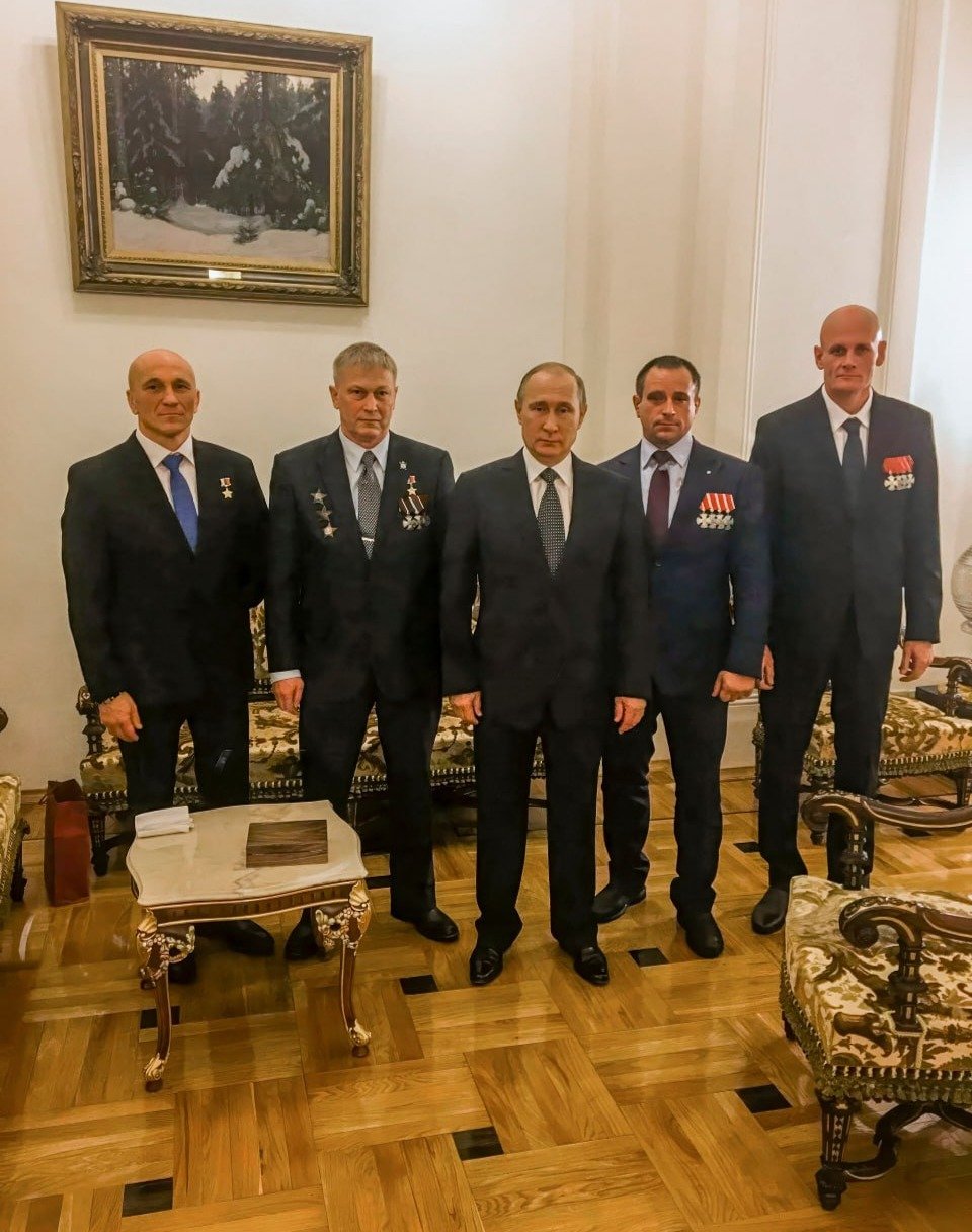 Знаменитая фотография, «вагнеровцев» с Владимиром Путиным. Слева направо: Богатов, Трошев, Путин, Кузнецов и Уткин.