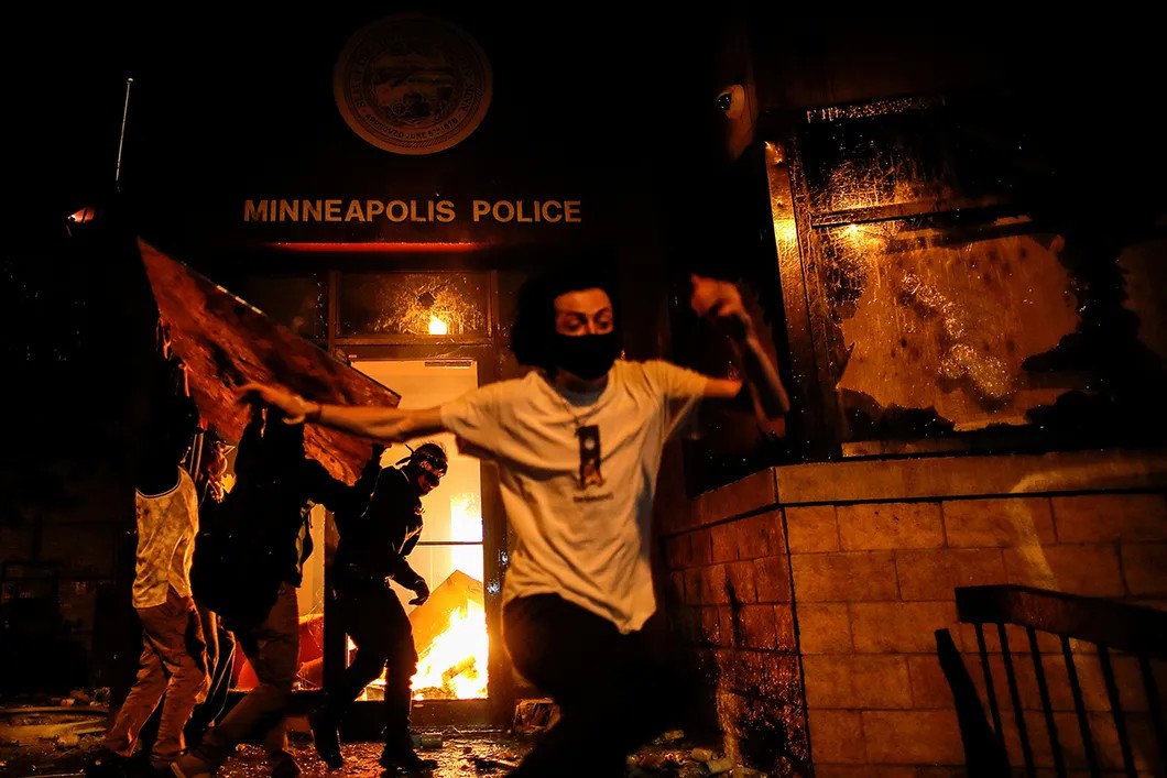 Протестующие поджигают вход в полицейский участок. Миннеаполис , Миннесота, США, 28 мая 2020 г. Фото: Reuters