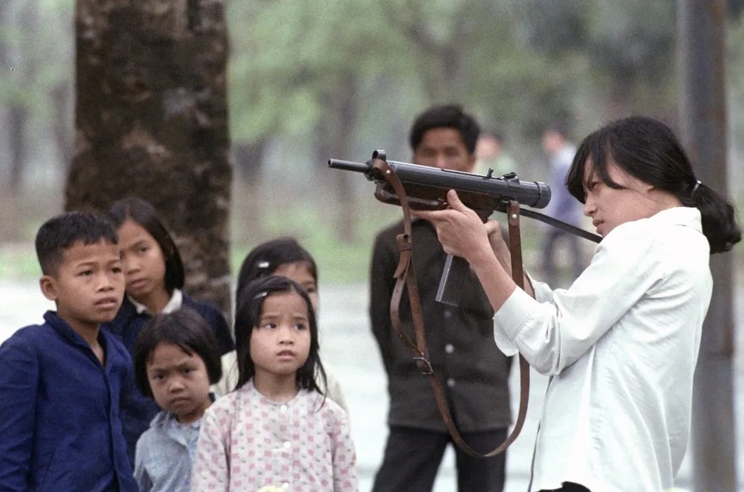 Женщина-ополченец с оружием в руках. Китайско-вьетнамская война (1979 года). Социалистическая Республика Вьетнам. Фото: РИА Новости