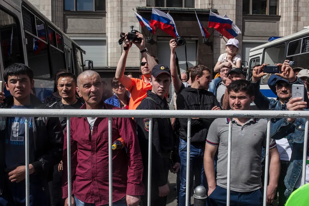 Прохожие смотрят на шествие у стен Госдумы. Фото: Влад Докшин / «Новая газета»