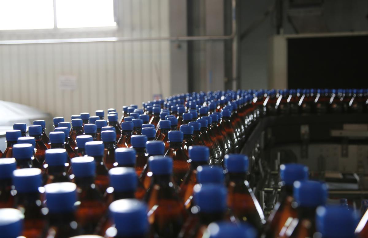 Бутылки на конвейере на пивоваренном заводе. Фото: Сергей Аверин / РИА Новости