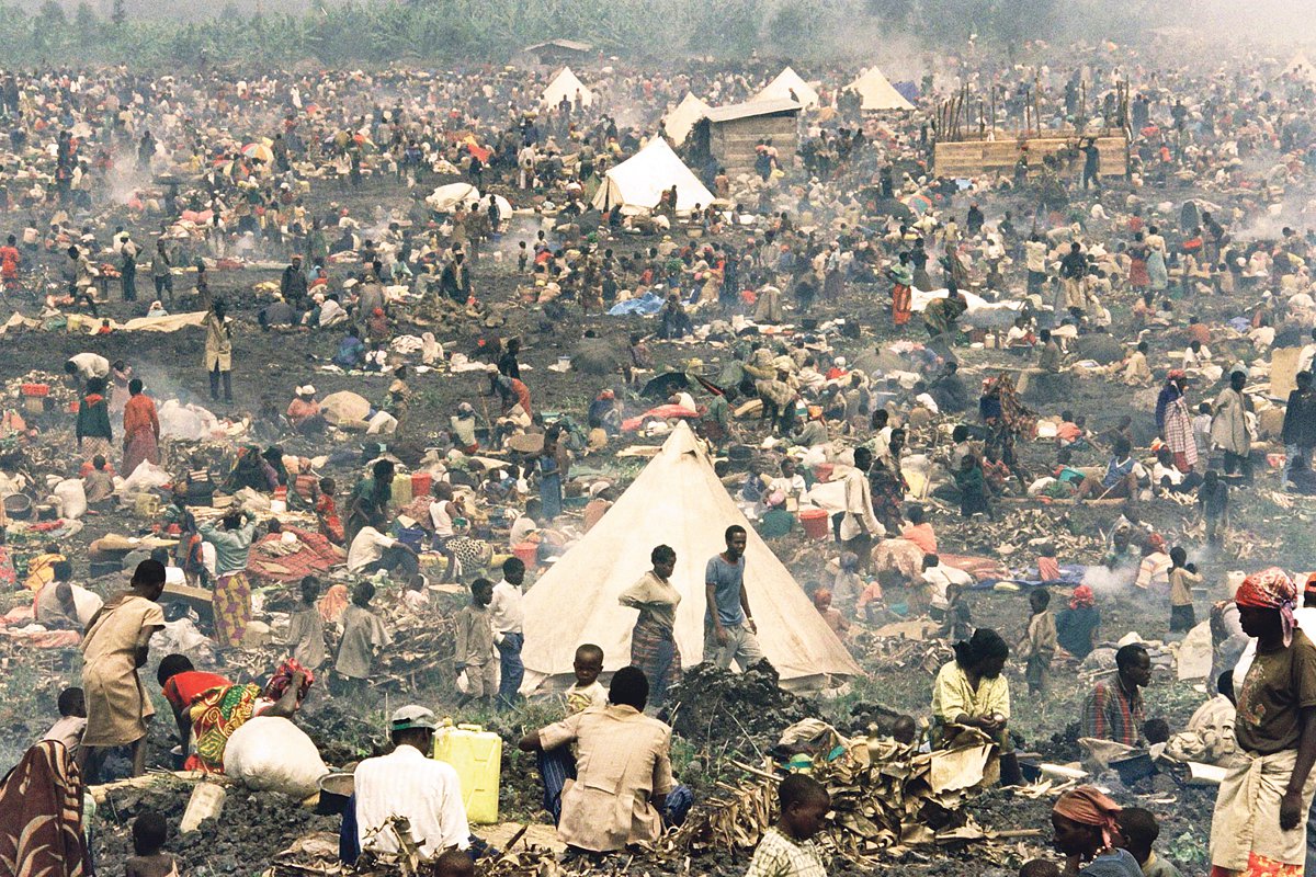 Выбраться в лагерь для беженцев — это еще полдела. Как выжить среди сотен тысяч голодных людей? Фото: Pascal Guyot / AFP