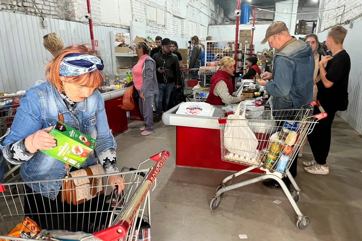 Керчь. Люди в одном из продуктовых магазинов. Фото: Алена Попова / ТАСС