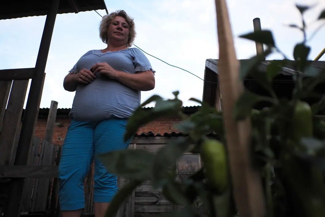 Участковая медсестра Любовь Чапаева на своем огороде. Фото: Виталий Кавтарадзе, специально для «Новой газеты»