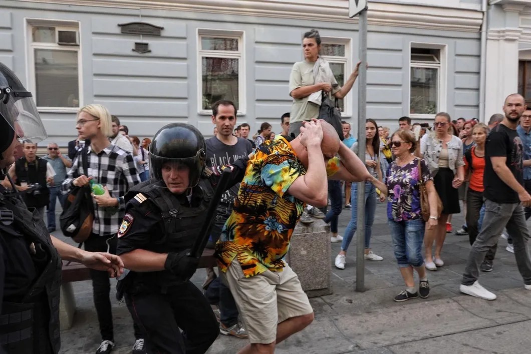 Москва. Полиция задерживает участника акции, который призывал митингующих вести себя мирно.Фото: Влад Докшин/ «Новая газета»