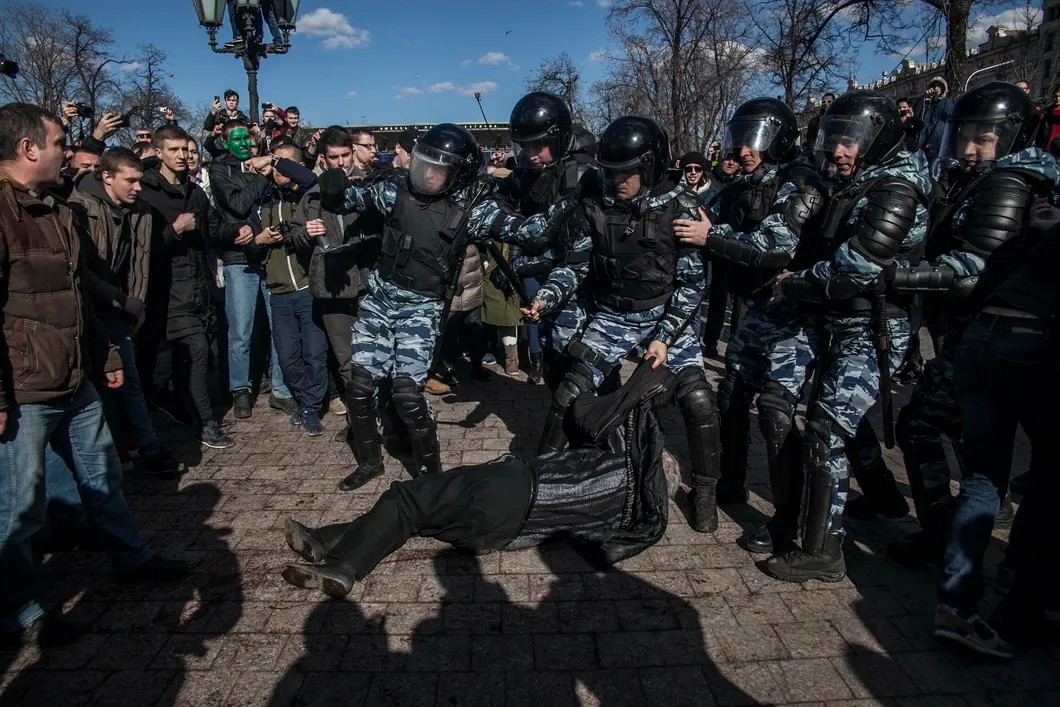 Задержания на Пушкинской площади в Москве проходили жестко. Фото: Влад Докшин, "Новая газета".  Смотрите галерею тут