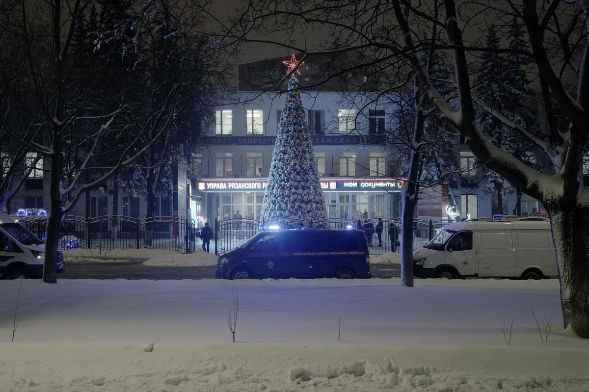 За новогодней елкой — отделение МФЦ, где посетитель открыл стрельбу. Фото: Влад Докшин / «Новая газета»