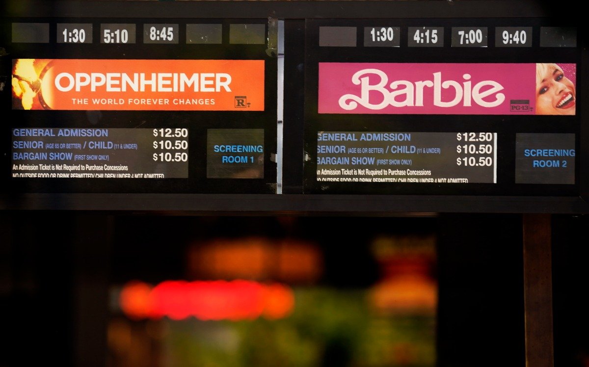 Афиши «Барби» и «Оппенгеймера» в США. Легальные! Фото: Chris Pizzello / AP / TASS