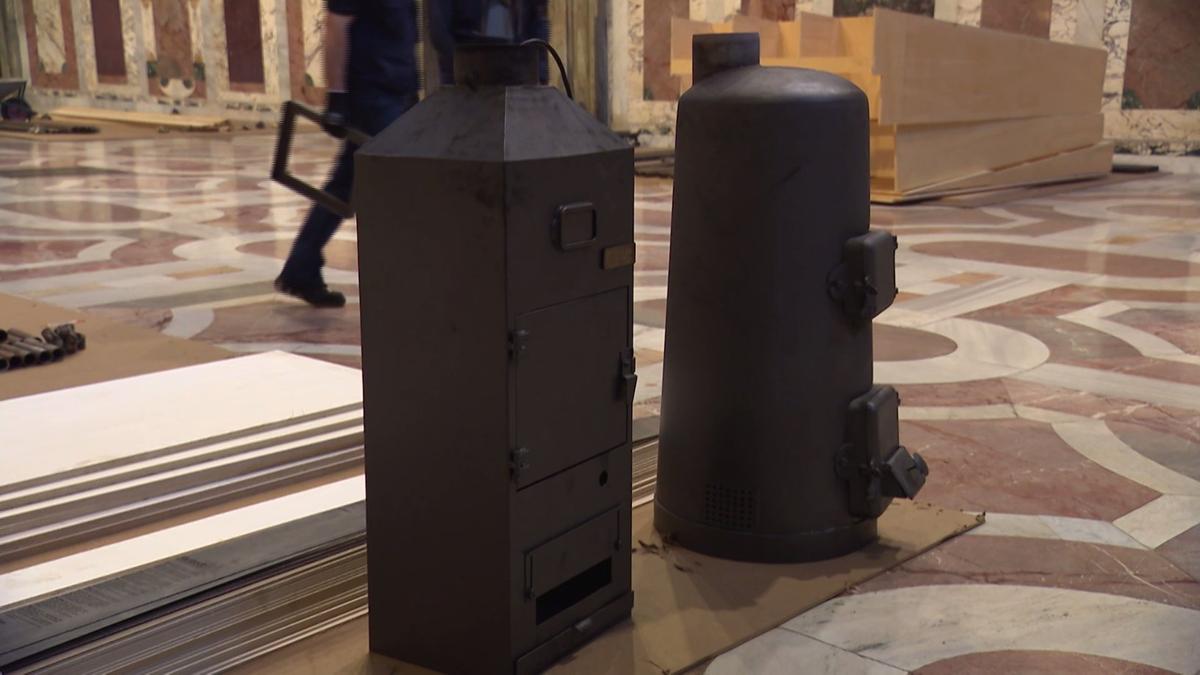Двойная печь в зале Сикстинской капеллы. Скриншот из видео пресс-службы Ватикана