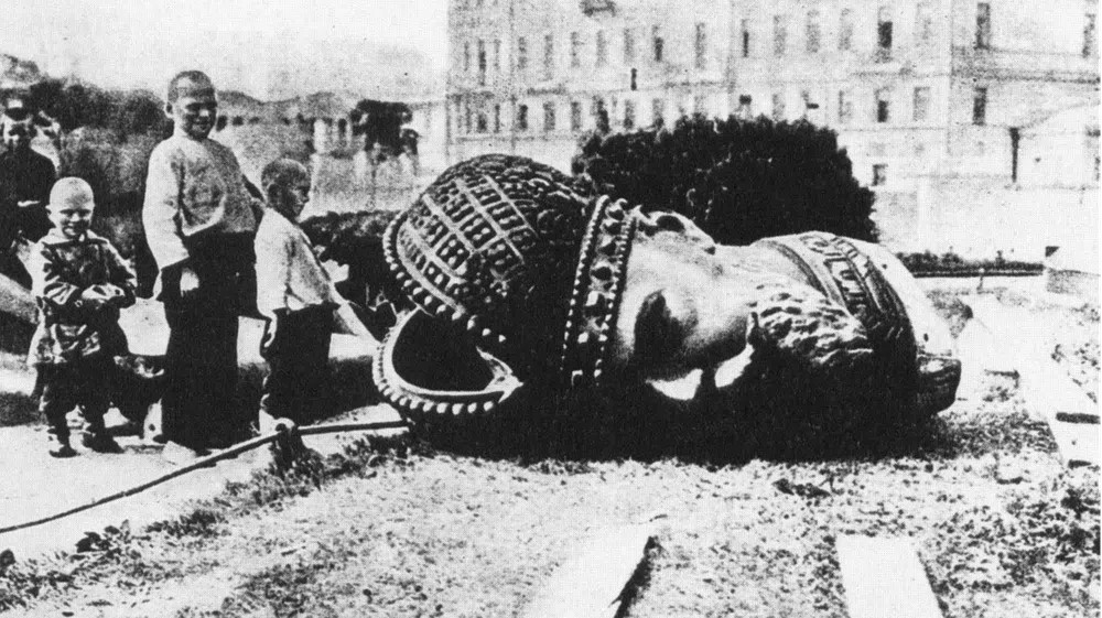 Снос памятника Александру III в Москве на Пречистенской набережной. Июль 1918