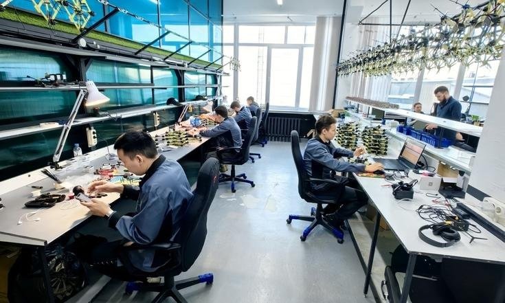 На производстве беспилотников. Фото: сайт полпредства ДФО