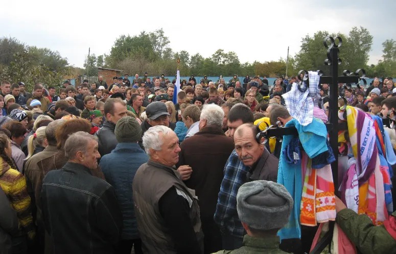 Похороны в поселке Гречаная балка. Фото: Евгений Титов / «Новая газета»