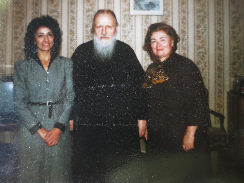 Лидия Стрельникова (справа) и митрополит Пимен на отдыхе. Фото из собрания автора