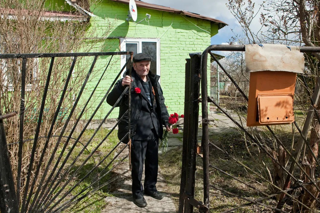 Михаил Филиппович возле своего дома в Ульяновке. Фото: Елена Лукьянова / «Новая газета»