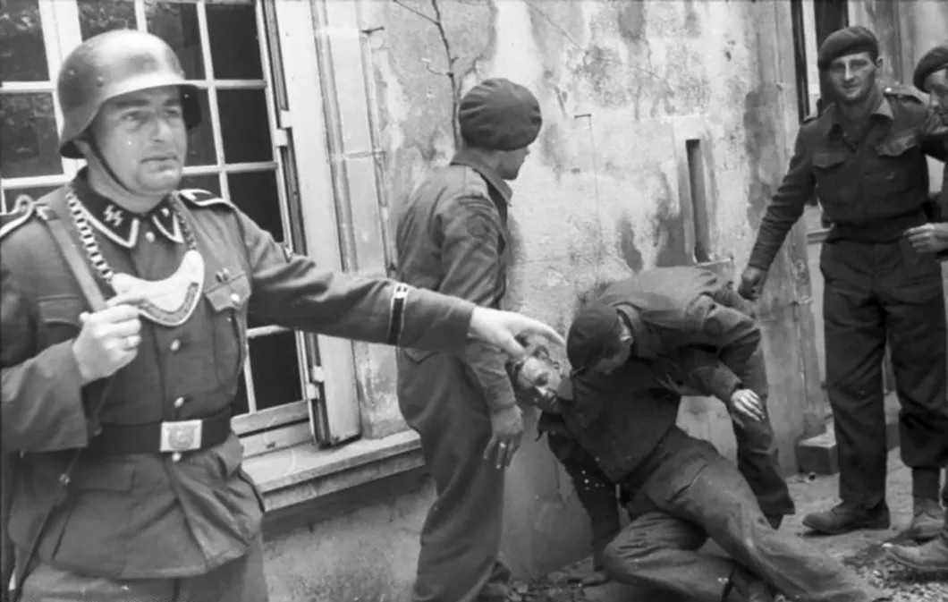 Британские военнопленные под охраной войск СС. Франция, 1944 год. Фото: Arthur Grimm/Bundesarchiv