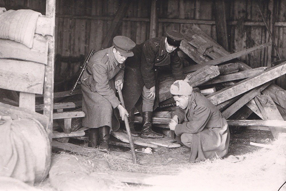 Сотрудники УКР Смерш 3-го Прибалтийского фронта вскрывают тайник с оружием латышских националистов. Фото: арихв