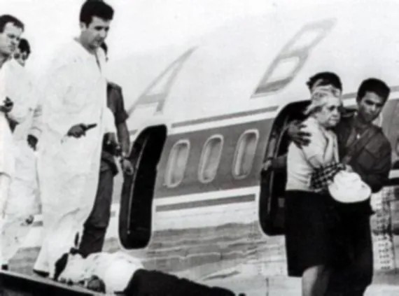 Командовал операцией по освобождению заложников в будущий премьер Израиля Э. Барак (слева в белом)