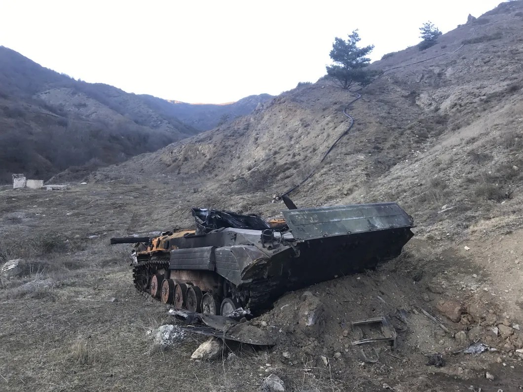 Сгоревший танк на склоне горы у дороги через Лачин. Фото: Ирина Тумакова / «Новая газета»