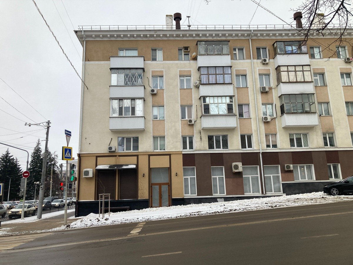 Дом с выбитыми окнами и окнами, заклеенными крестом. Фото: Ирина Тумакова / «Новая газета»