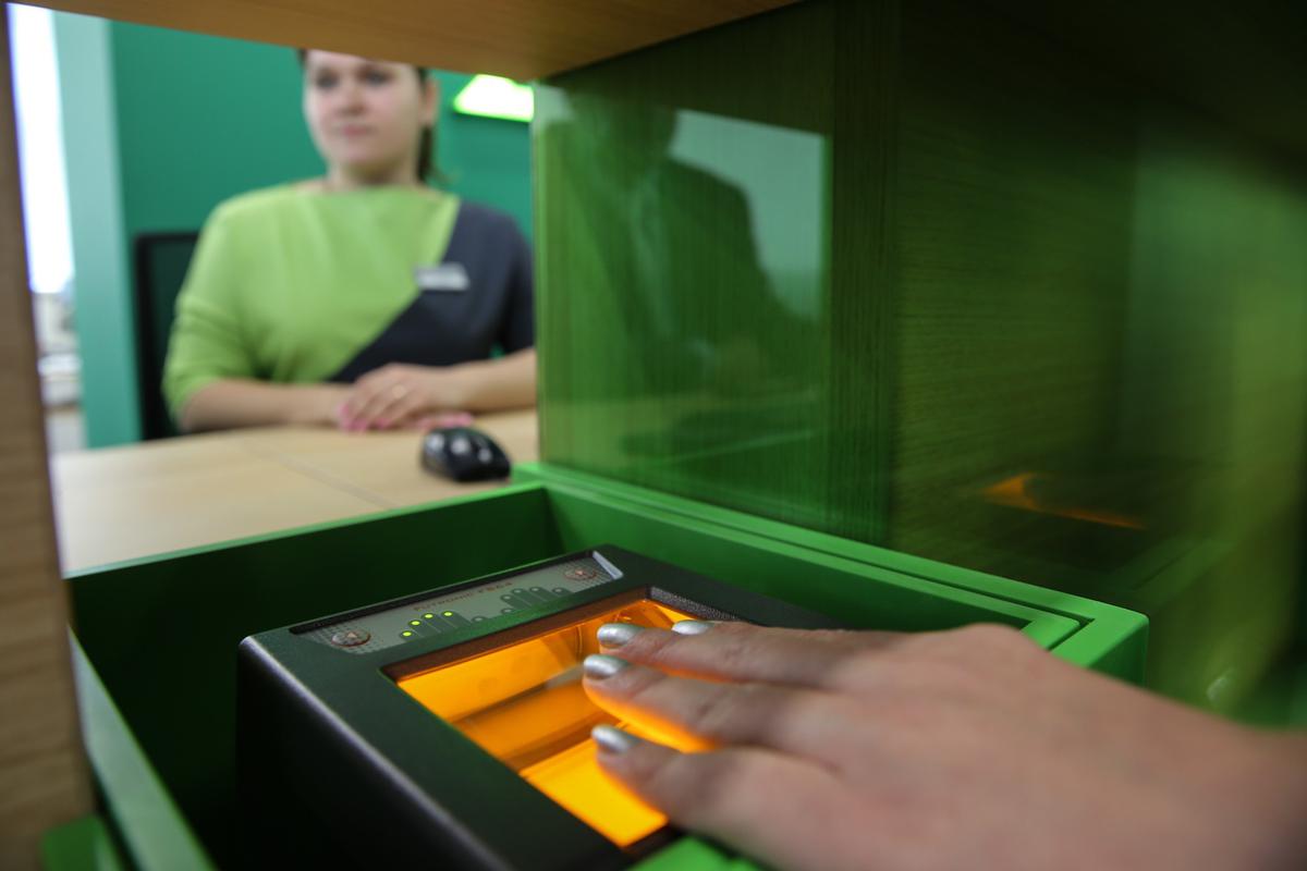 Снятие отпечатка пальцев в визовом центре. Фото: Сергей Савостьянов / ТАСС